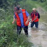 Prefeito e vereador de Rodrigues Alves, Acre, sofrem tombo inadvertido em ação social Prefeito e vereador de Rodrigues Alves, Acre, sofrem tombo inadvertido em ação social