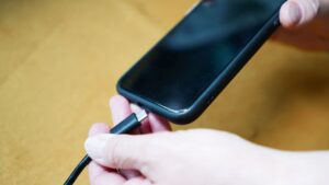 Erro comum ao carregar celular que pode destruir seu dispositivo