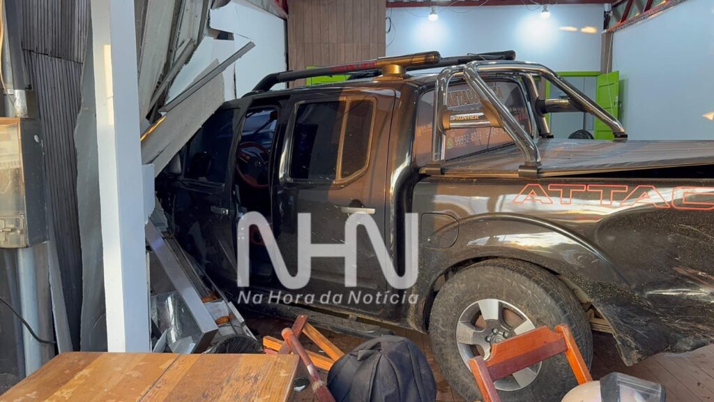 Veja o exato momento em que caminhonete invade comércio durante acidente em Rio Branco