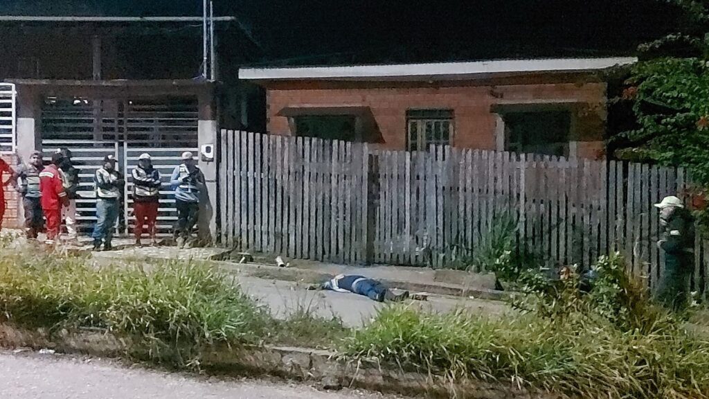 Policial boliviano morre após queda de motocicleta em avenida central de Cobija