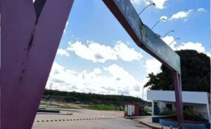 Carreta destrói cartão-postal de Feijó; portal é demolido