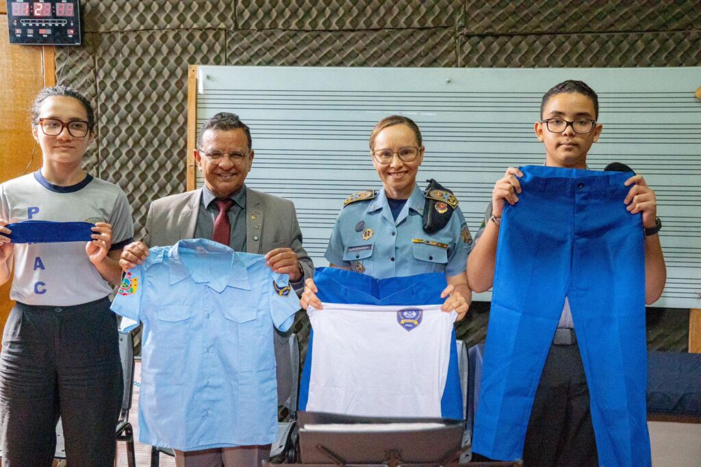 Gonzaga entrega mais de 2 mil fardamentos para a Guarda Mirim que vão beneficiar centenas de crianças na capital e Juruá