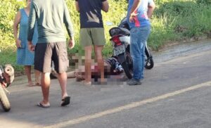 Mulher morre após ser atingida por linha com cerol enquanto pilotava moto no Acre