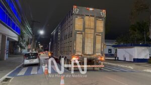 Caminhão boiadeiro derruba fiação elétrica e danifica semáforo no Centro de Rio Branco