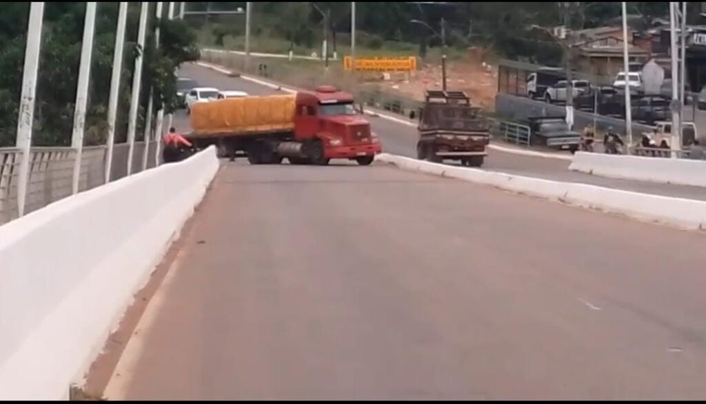 Caminhão de grandes dimensões causa congestionamento na Quarta Ponte de Rio Branco