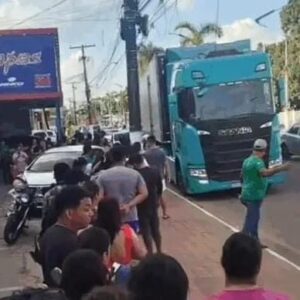 Febre do “Morango do Amor” causa fila gigante em Rio Branco após chegada de carreta com a fruta