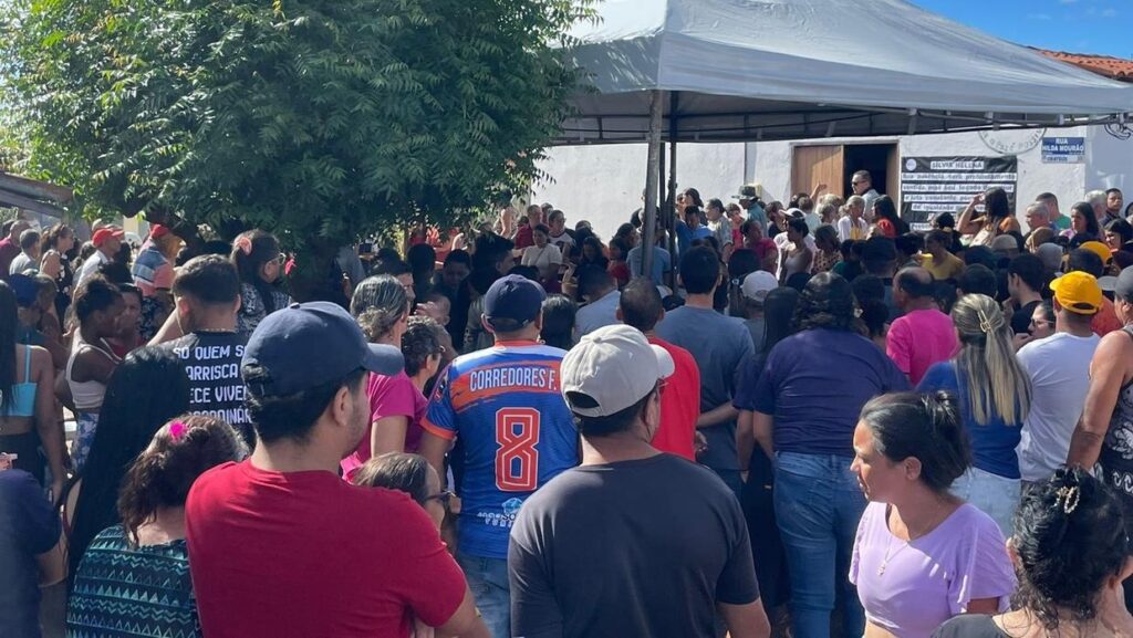 6 pessoas da mesma família que morreram em acidente são sepultadas em Crateús