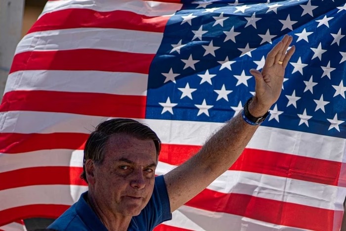 “Bolsonaro tem que ir para a embaixada dos EUA”, diz Allan dos Santos