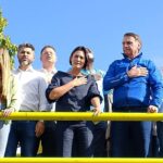 De tornozeleira, Bolsonaro troca moto por trio elétrico em motociata De tornozeleira, Bolsonaro troca moto por trio elétrico em motociata