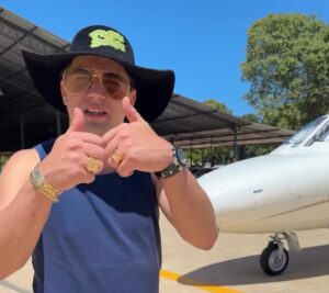 Natanzinho Lima embarca rumo ao Acre para show no Festival do Açaí em Feijó