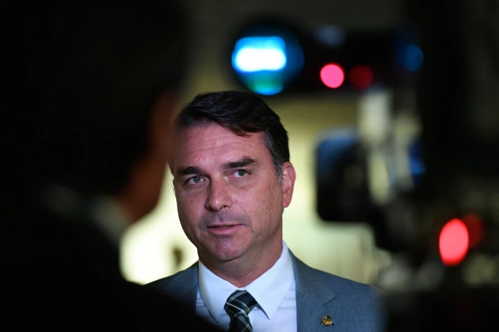 Ninguém vai levar a sério candidatura de Flávio Bolsonaro, diz presidente do PT