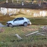 Carro invade cerca e quase cai em igarapé após acidente na BR-364, no Acre Carro invade cerca e quase cai em igarapé após acidente na BR-364, no Acre