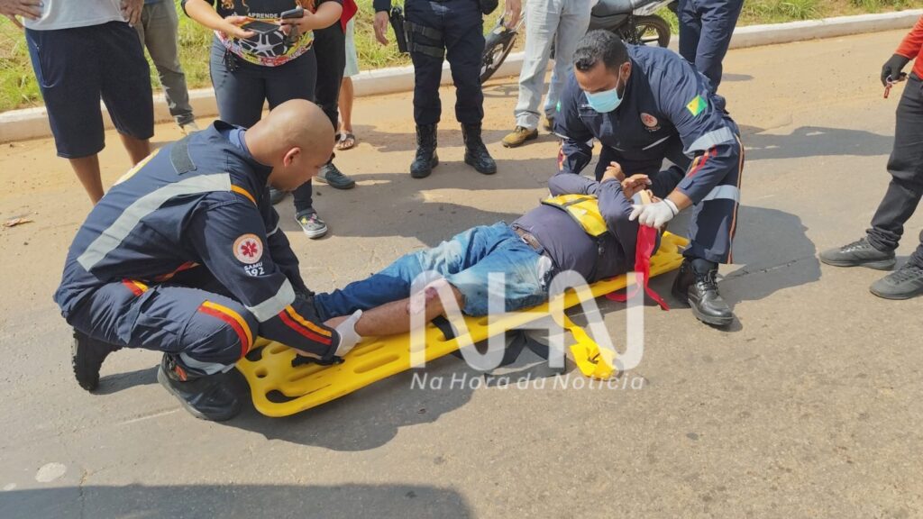 Mototaxista sofre acidente após sacola de peixe prender no guidom na BR-364