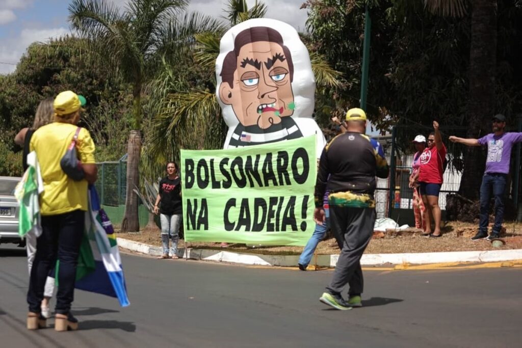 Ato contrário a Bolsonaro ironiza: “Salva meu pai, Trump”. Vídeo