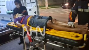 Motociclista fica ferido após perder controle ao passar por quebra-mola na Estrada do Calafate