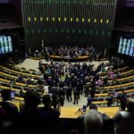 Câmara dos Deputados aprova ampliação da licença-paternidade Câmara dos Deputados aprova ampliação da licença-paternidade