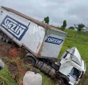 Caminhão da Gazin tomba na BR-364 entre Feijó e Rio Purus; motorista sai ileso