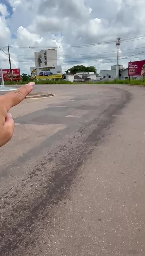 Derrame de óleo causa acidente e alerta para perigo em acesso à Uninorte