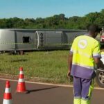 Ônibus de viagem capota e deixa duas pessoas mortas em Jaboticabal, interior de SP