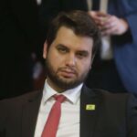 Quem é Filipe Martins, que teve prisão domiciliar decretada após tentativa de fuga de Silvinei