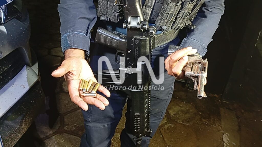 Mãe é presa ao tentar recuperar arma escondida pelo filho em área de mata no Belo Jardim