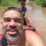 Deputado Whendy Lima usa barco para chegar à casa da mãe no bairro Seis de Agosto, em Rio Branco