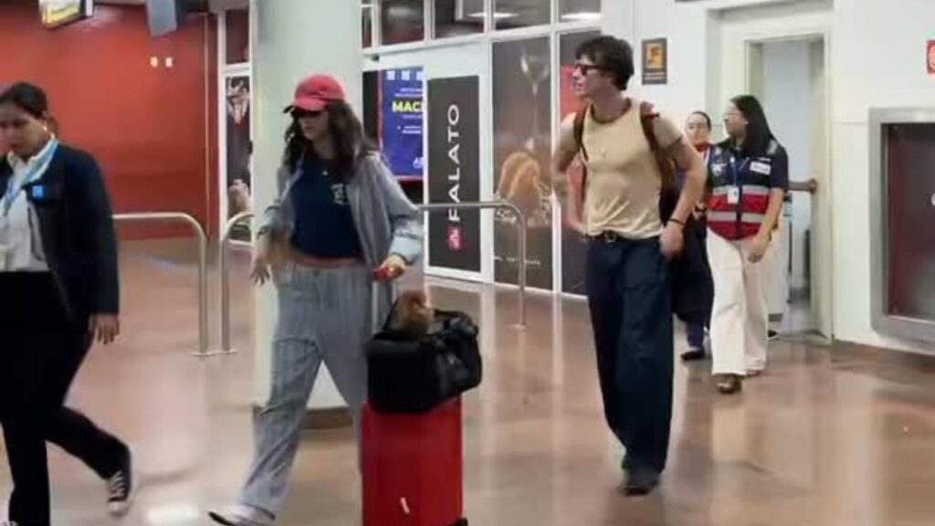 Shawn Mendes e Bruna Marquezine desembarcam juntos em aeroporto de Maceió