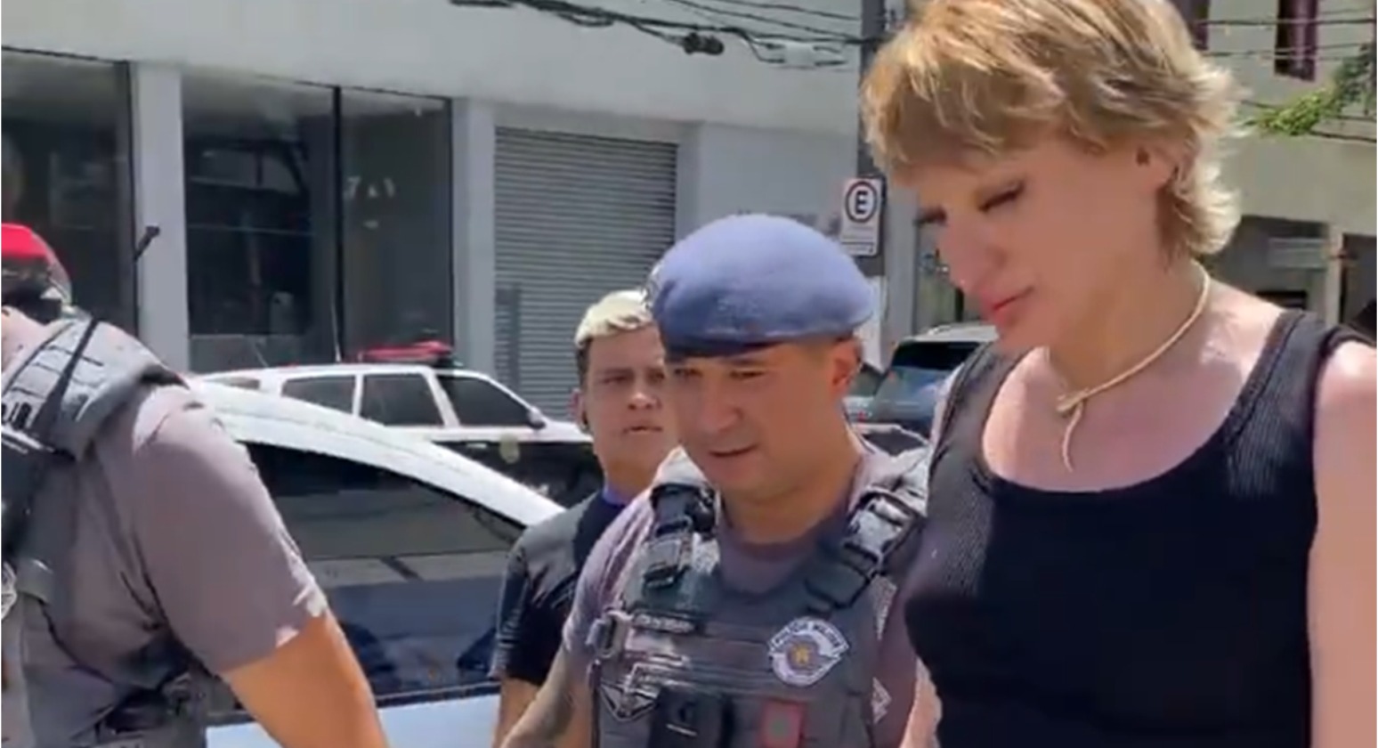 Influenciadora trans é presa por suspeita de iniciar live e se despir durante confusão em hotel de SP Influenciadora trans é presa por suspeita de iniciar live e se despir durante confusão em hotel de SP