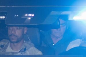 Bolsonaro tem mais de 5h de caminhada na prisão, mas não leu livros