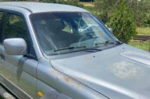 Mulher é agredida e arremessada de carro em movimento no RS