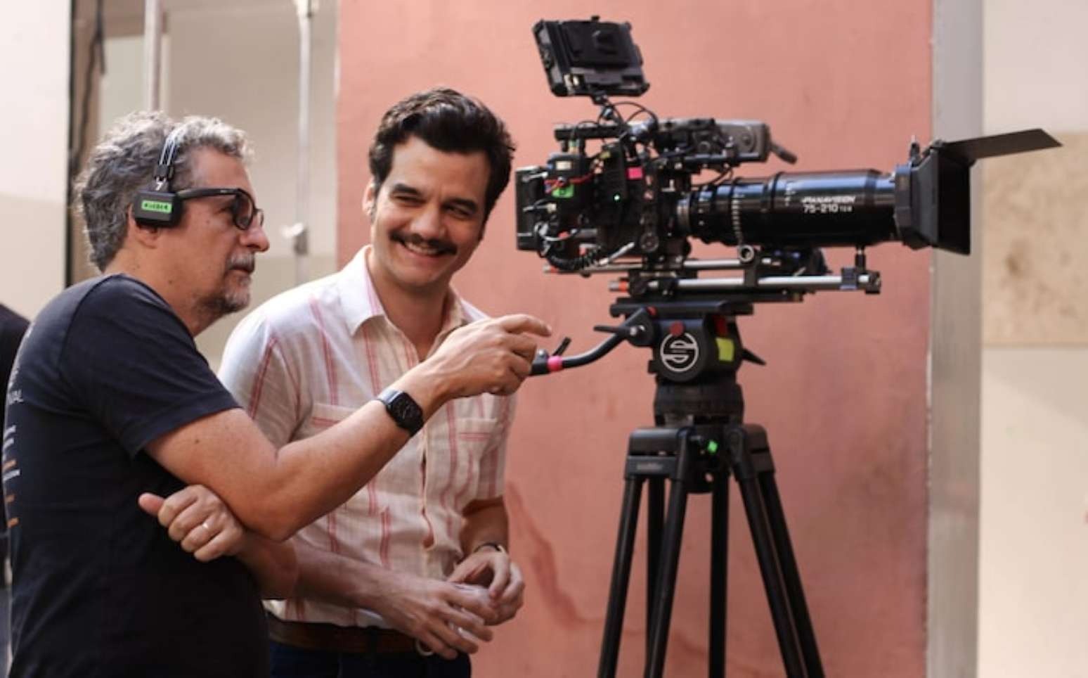 Cineasta exalta cinema brasileiro após indicações ao Oscar: 'Não é só p***'