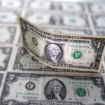 Dólar à vista fecha em queda de 1,38%, a R$5,2074 na venda, menor valor desde 2024