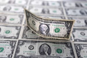 Dólar à vista fecha em queda de 1,38%, a R$5,2074 na venda, menor valor desde 2024