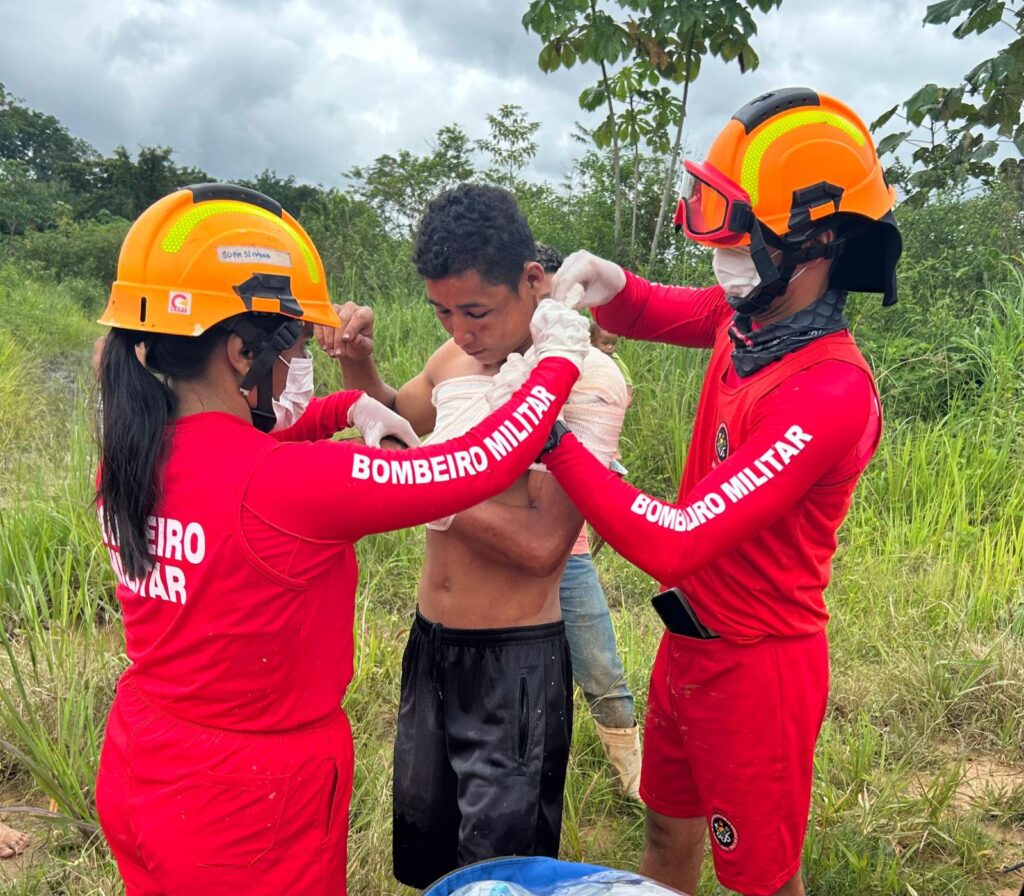 Bombeiros enfrentam ramal de difícil acesso para socorrer homem ferido a golpe de terçado em Sena Madureira