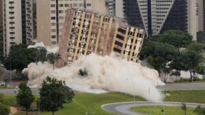 Hotel de luxo é implodido no centro de Brasília