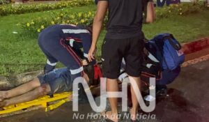 Motociclista alcoolizado perde o controle da moto, bate em rotatória e é levado em estado gravíssimo ao PS de Rio Branco