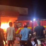 Caminhão pega fogo em armazém do centro de Tarauacá; bombeiros evitam propagação