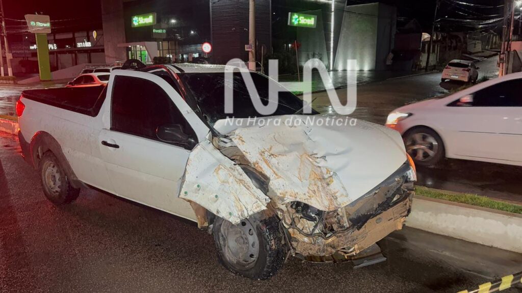 Motorista supostamente embriagado colide contra caixa de entulho e destrói frente de veículo em Rio Branco