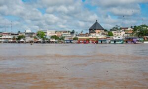 Rio Juruá atinge 11,92 metros em Cruzeiro do Sul; água já alcança quintais no bairro da Lagoa