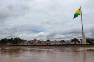 Rio Acre atinge 14,26 metros e permanece acima da marca de transbordamento em Rio Branco