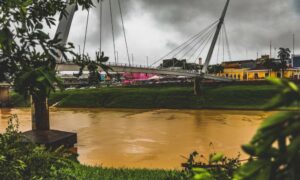Cheia do Rio Acre afeta 20 bairros e mais de 1,8 mil pessoas em Rio Branco; abrigo atende famílias no Parque Wildy Viana