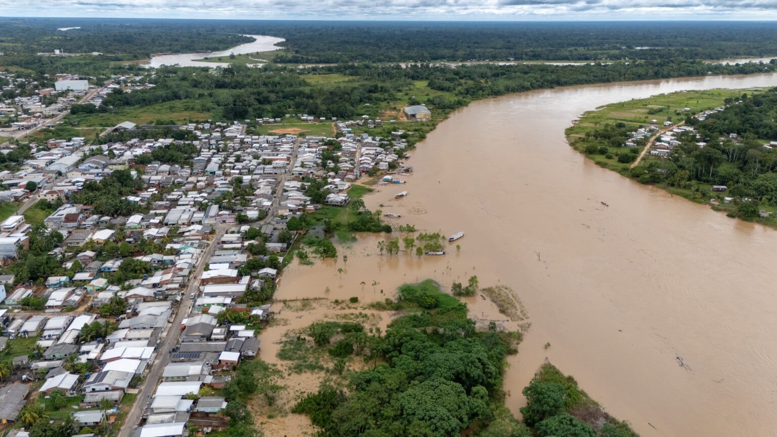 Rio Juruá transborda em Cruzeiro do Sul ao atingir 13,01 metros; Defesa Civil mantém monitoramento constante Rio Juruá transborda em Cruzeiro do Sul ao atingir 13,01 metros; Defesa Civil mantém monitoramento constante