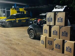 PRF apreende 4,5 mil maços de cigarros contrabandeados na BR-364, em Rio Branco