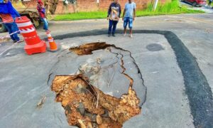 Cratera obriga interdição em avenida de Cruzeiro do Sul; obras de recuperação começam após chuvas intensas