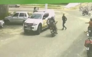 Sem CNH, motociclista atropela policial em blitz em Cruzeiro do Sul; condutor é detido
