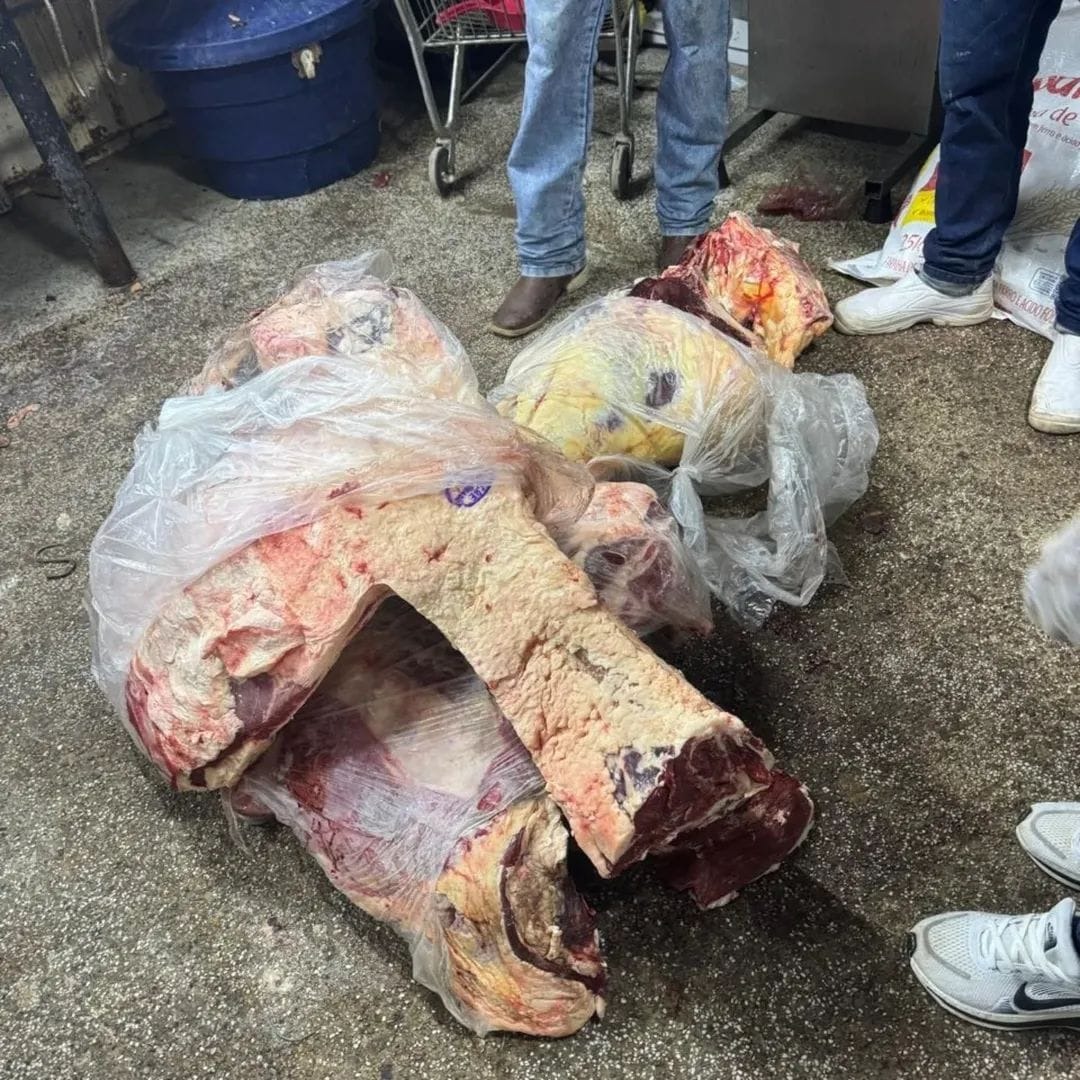 Operação conjunta em Sena Madureira prende donos de supermercados e apreende duas toneladas de alimentos impróprios Operação conjunta em Sena Madureira prende donos de supermercados e apreende duas toneladas de alimentos impróprios