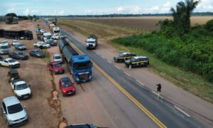 Bloqueio na BR-364 em Cujubim afeta tráfego rumo ao Acre; PRF autoriza apenas veículos de emergência