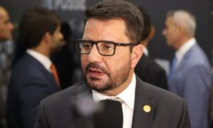 “União dos poderes é pilar para levar Estado de Direito às pessoas”, diz Gladson Cameli na posse de novo procurador-geral do Acre