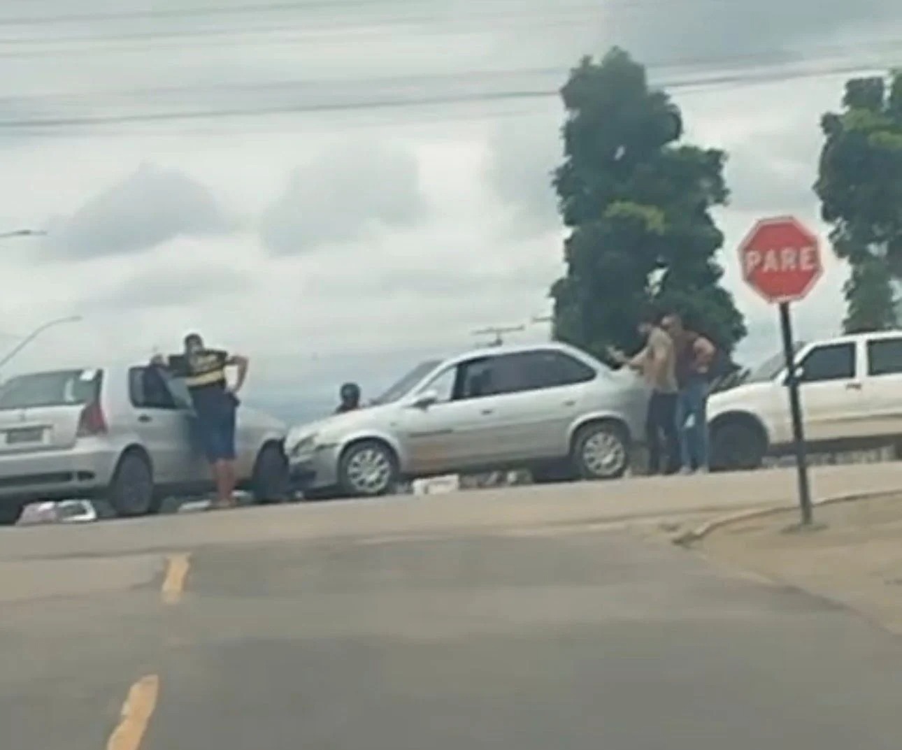 Acidente entre dois veículos mobiliza atenção em cruzamento da Avenida Brasil, em Sena Madureira