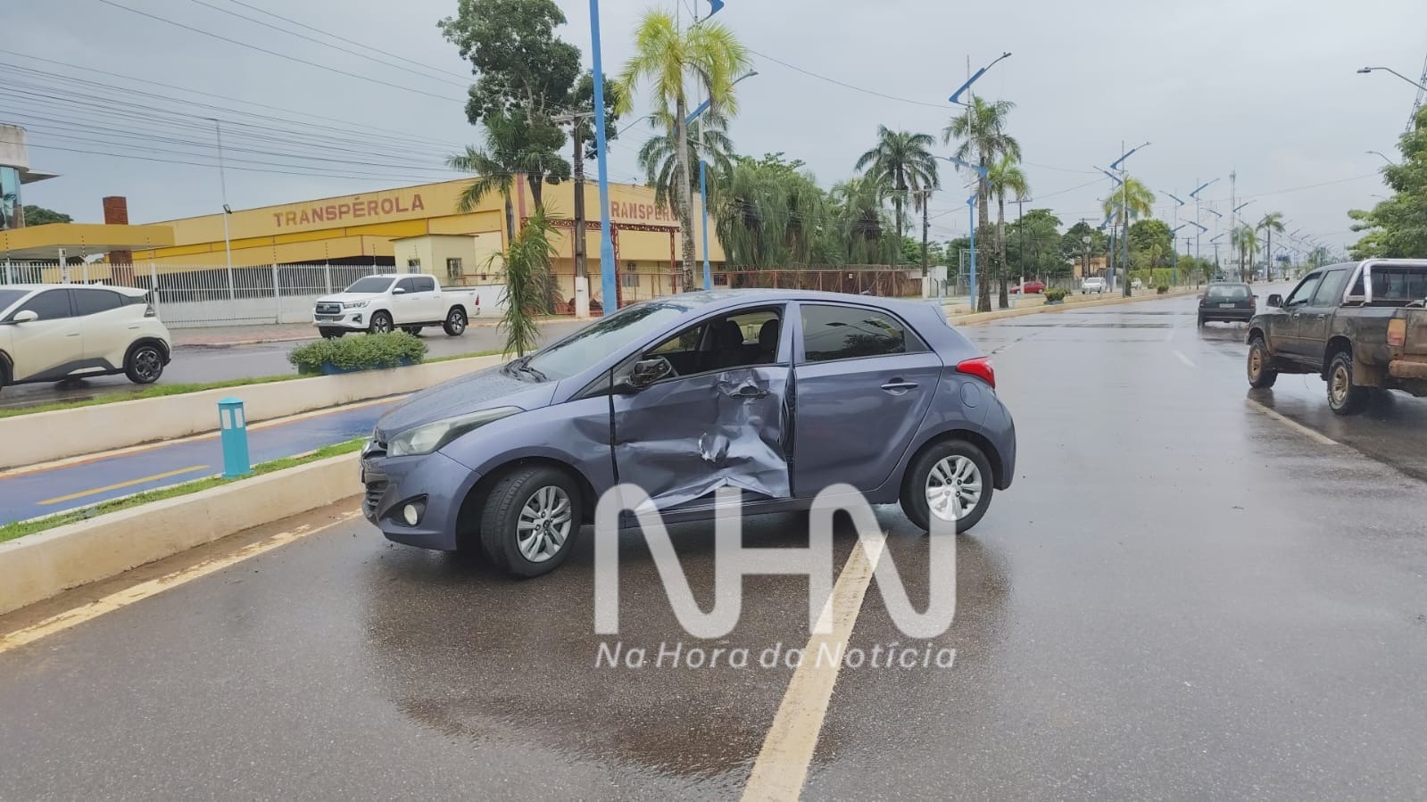 Colisão entre HB20 e Fiat Strada deixa danos materiais e interdita parcialmente a via Chico Mendes, em Rio Branco